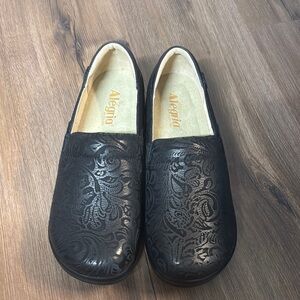 Alegria Keli KEL-431 Women Embossed Paisley Black Leather Clog Shoes Size 39/8.5